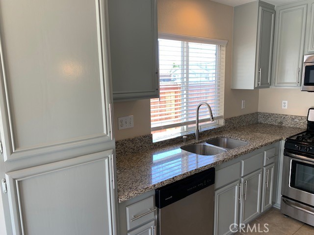 Detail Gallery Image 10 of 33 For 4450 Rainbow View Way, Hemet,  CA 92545 - 4 Beds | 2 Baths