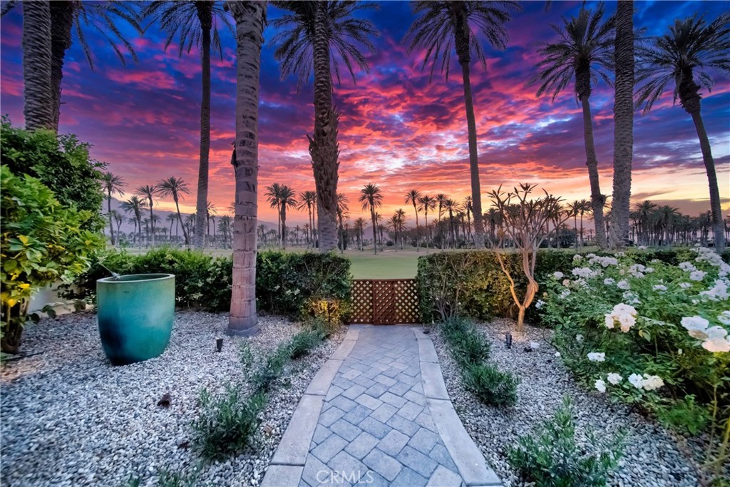 https://media.crmls.org/medias/bccb34b2-f47e-4558-b0e6-79614b223d89.jpg?preset=X-Large