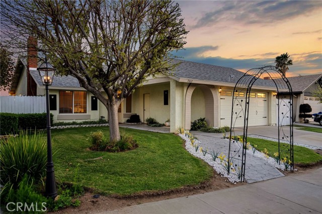 Detail Gallery Image 2 of 23 For 7422 Candle Light Dr, Jurupa Valley,  CA 92509 - 4 Beds | 2 Baths