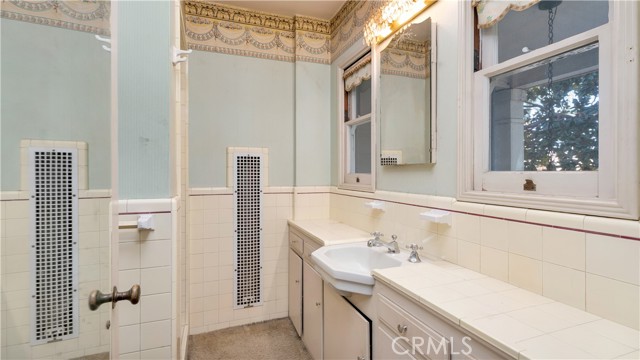 Detail Gallery Image 33 of 37 For 1804 N Heliotrope Dr, Santa Ana,  CA 92706 - 5 Beds | 4 Baths