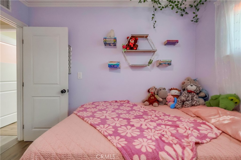https://media.crmls.org/medias/bccb8be1-1cb7-493b-9d94-f962d33de84b.jpg?preset=X-Large