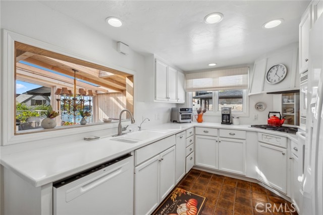 2616 Cove Street, Corona del Mar CA: https://media.crmls.org/medias/bccbb22a-cdf8-41aa-8c12-1c6d2d941ddc.jpg