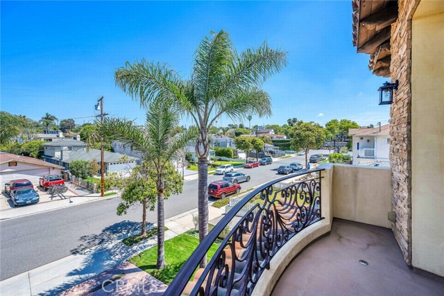 1036 Avenue C, Redondo Beach, California 90277, 5 Bedrooms Bedrooms, ,4 BathroomsBathrooms,Residential,For Sale,Avenue C,SB26075417