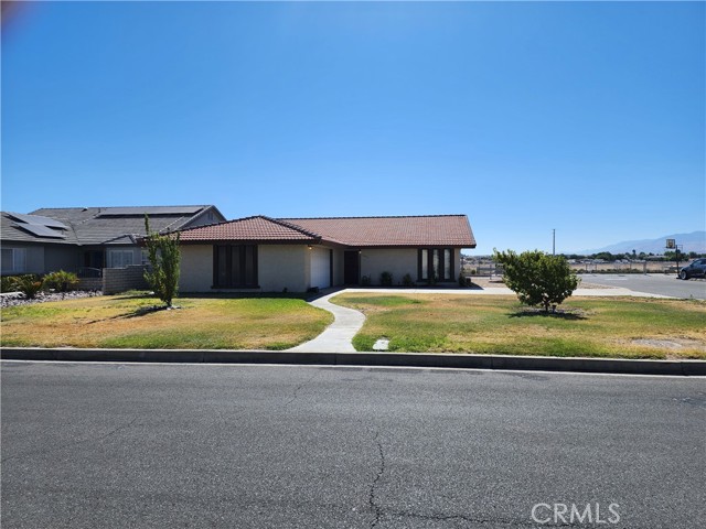 Detail Gallery Image 3 of 7 For 18663 Arrrowhead Trl, Victorville,  CA 92395 - 3 Beds | 2 Baths