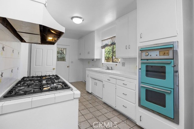 Detail Gallery Image 5 of 28 For 2006 W Wilshire Ave, Santa Ana,  CA 92704 - 3 Beds | 2 Baths