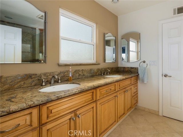 Detail Gallery Image 13 of 26 For 714 W Mariposa Ave, El Segundo,  CA 90245 - 5 Beds | 3/1 Baths