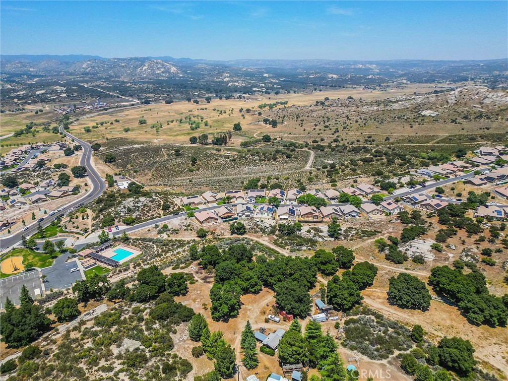 https://media.crmls.org/medias/bcd2c4a2-910f-427d-99f2-a291e7a9726d.jpg?preset=X-Large
