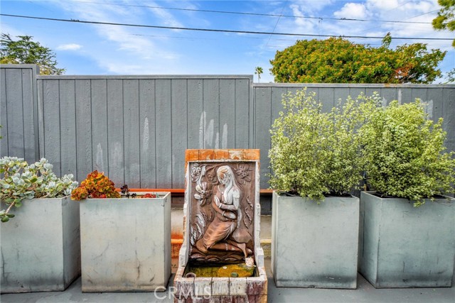 2025 Navy Street, Santa Monica CA: https://media.crmls.org/medias/bcd3f029-8ecf-4a2b-8706-5b81289d5cab.jpg