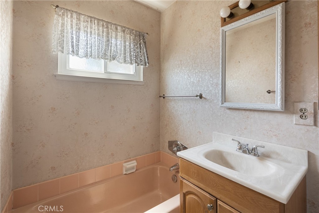 https://media.crmls.org/medias/bcd431b0-0800-4737-8550-d66c36c3b72f.jpg?preset=X-Large