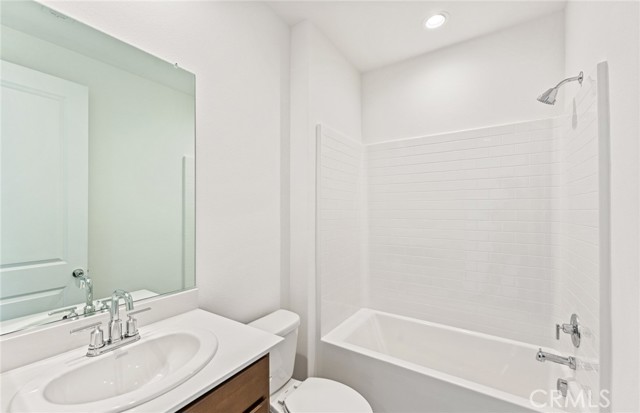 Detail Gallery Image 17 of 43 For 3909 Hudson Ln, Lake Elsinore,  CA 92530 - 6 Beds | 5 Baths