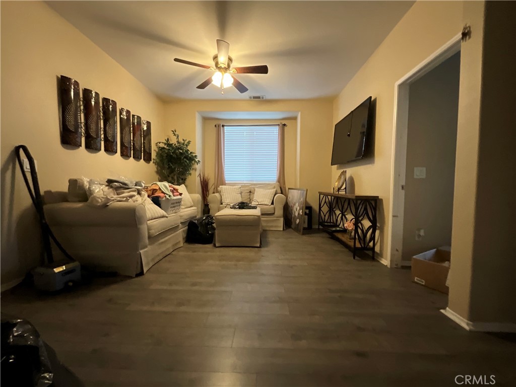 https://media.crmls.org/medias/bcd463cf-4d2c-4633-b4c1-9d58282fe90e.jpg?preset=X-Large