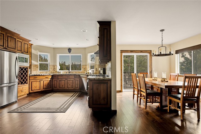 Detail Gallery Image 3 of 41 For 386 Rainier Rd, Lake Arrowhead,  CA 92352 - 4 Beds | 3/1 Baths
