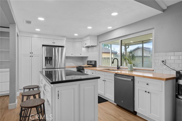 Detail Gallery Image 5 of 26 For 2258 N. Arrowhead, Rialto,  CA 92377 - 3 Beds | 2 Baths