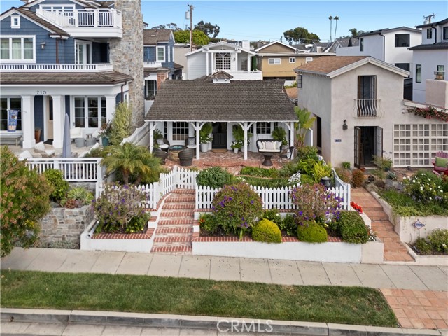 708 Orchid Avenue, Corona del Mar CA: https://media.crmls.org/medias/bcd786ed-998e-48ec-9021-278f1c7c0743.jpg