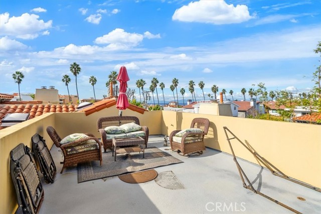 Detail Gallery Image 15 of 18 For 723 S Broadway, Redondo Beach,  CA 90277 - 4 Beds | 3/1 Baths