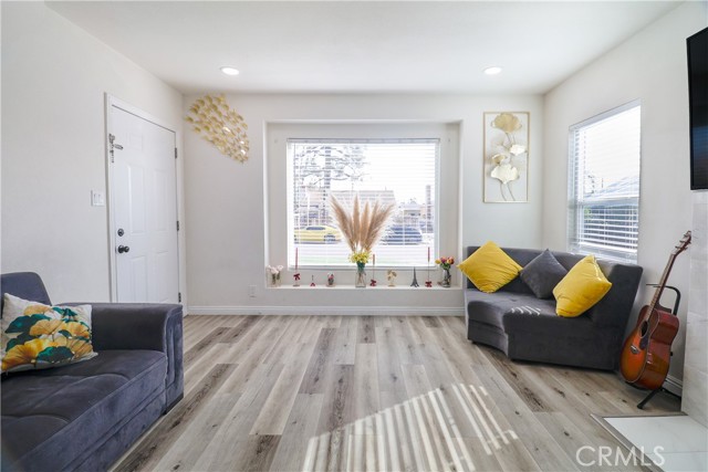 Detail Gallery Image 7 of 44 For 7323 Camellia Ave, North Hollywood,  CA 91605 - 5 Beds | 3 Baths