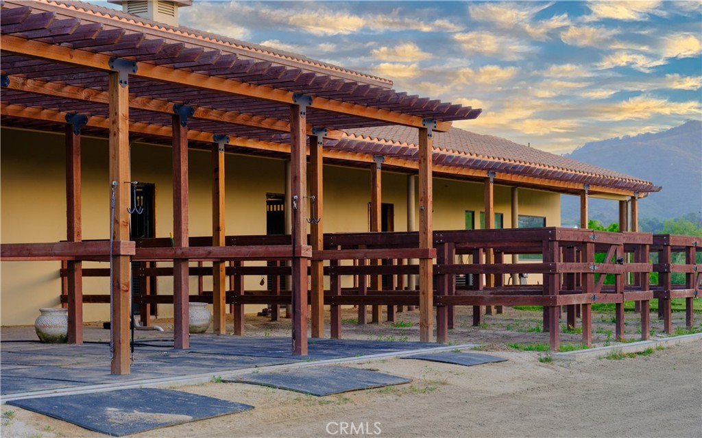 https://media.crmls.org/medias/bcd9596c-5026-407e-9b0e-eb5995962693.jpg?preset=X-Large