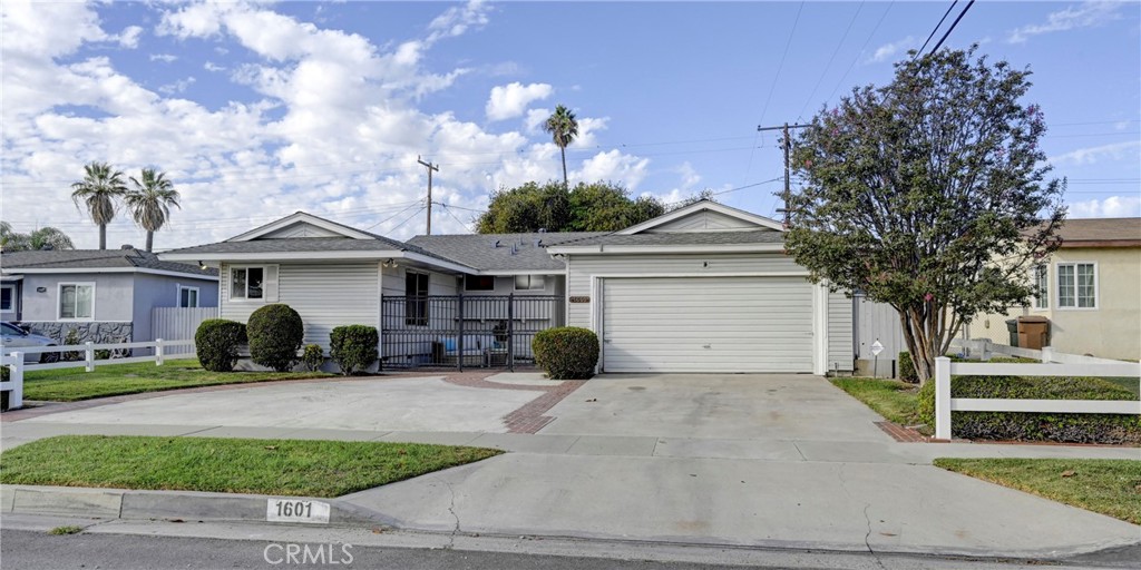 1601 W Baker Avenue