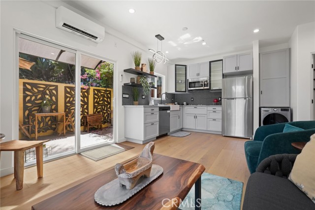 Detail Gallery Image 2 of 27 For 2258 Helios Dr, Los Angeles,  CA 90068 - 2 Beds | 1 Baths