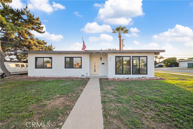 957 N Jasmine Avenue, Ontario CA: https://media.crmls.org/medias/bcddde84-e960-4d6d-bae9-04ca0bf35498.jpg