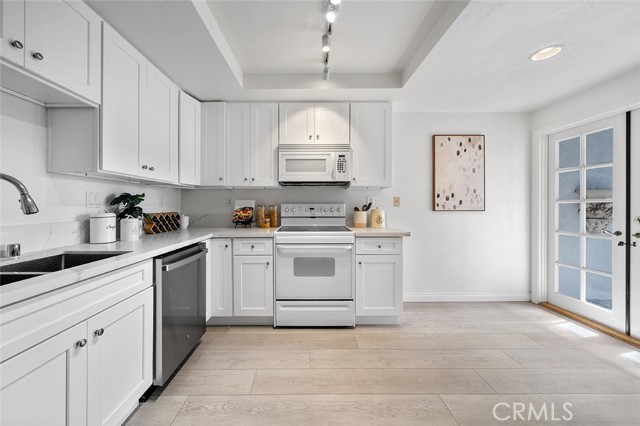 Detail Gallery Image 13 of 36 For 16090 Tortola Cir, Huntington Beach,  CA 92649 - 3 Beds | 3 Baths