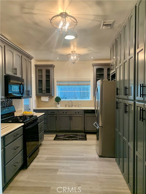 Detail Gallery Image 12 of 19 For 305 Roycroft, Long Beach,  CA 90814 - 3 Beds | 2 Baths