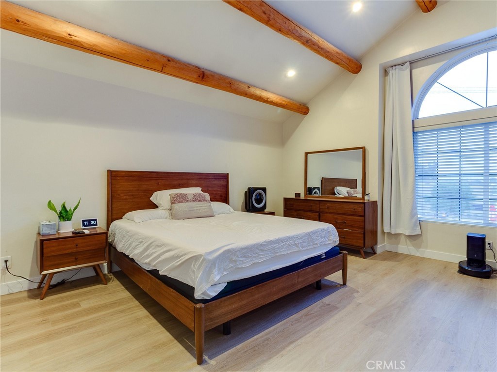 https://media.crmls.org/medias/bce0408c-ab1b-4e8b-ad93-99adca7d5a64.jpg?preset=X-Large