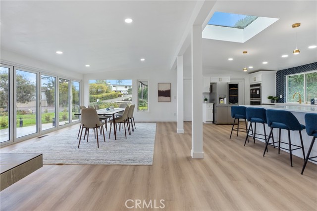 Dining Area & Kitchen Island