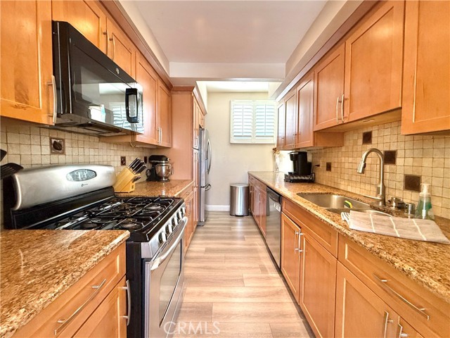 Detail Gallery Image 2 of 28 For 16065 Surprise Ln, Huntington Beach,  CA 92649 - 3 Beds | 3 Baths