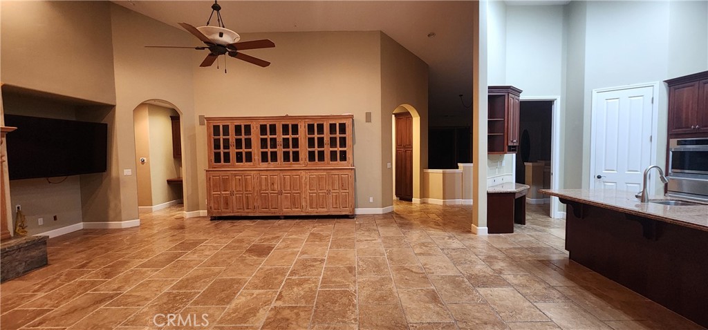 https://media.crmls.org/medias/bce7102e-64fb-4d9d-8092-a16760522927.jpg?preset=X-Large