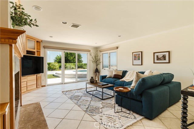 4935 Calvin Avenue, Tarzana CA: https://media.crmls.org/medias/bce736d0-2333-4429-adfe-10463bfa0a02.jpg