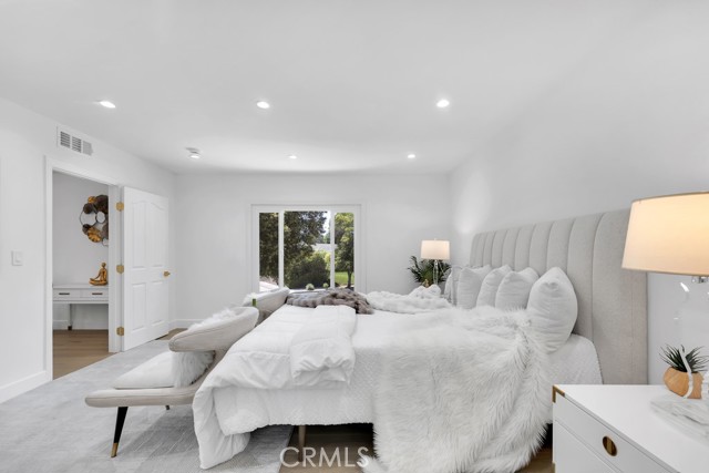 9500 Texhoma Avenue, Northridge CA: https://media.crmls.org/medias/bce9b5aa-147f-4651-ad13-150aedcaf444.jpg