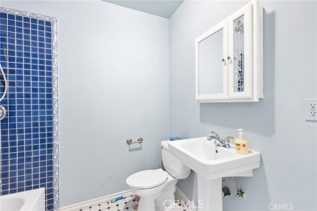 Detail Gallery Image 19 of 28 For 9232 S 7th Ave, Inglewood,  CA 90305 - 4 Beds | 2/1 Baths