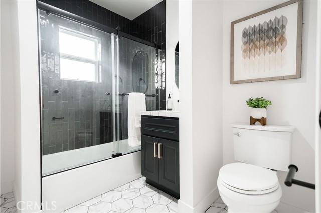 2342 S Cochran Avenue, Los Angeles CA: https://media.crmls.org/medias/bcee1f82-6d16-495a-8323-b54eeac07544.jpg