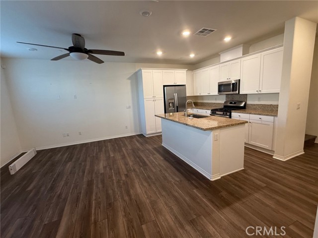 14527 Sienna Place, Eastvale CA: https://media.crmls.org/medias/bcf03e40-177e-4aa3-a80f-6ade0a4bbda5.jpg