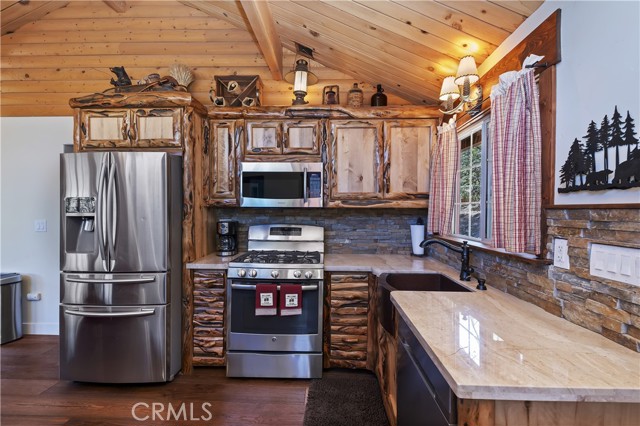 1212 S Minton Avenue, Big Bear City CA: https://media.crmls.org/medias/bcf18cdc-dc1a-4461-9677-5e0ad01860cd.jpg