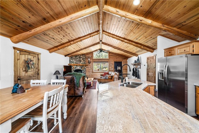 42728 Timberline Trail, Big Bear Lake CA: https://media.crmls.org/medias/bcf24520-8e6b-4545-8d9f-775077607262.jpg