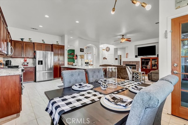 1774 Homestead Way, Lemoore CA: https://media.crmls.org/medias/bcf505a8-847c-42c1-b9ee-0abd5d71c814.jpg