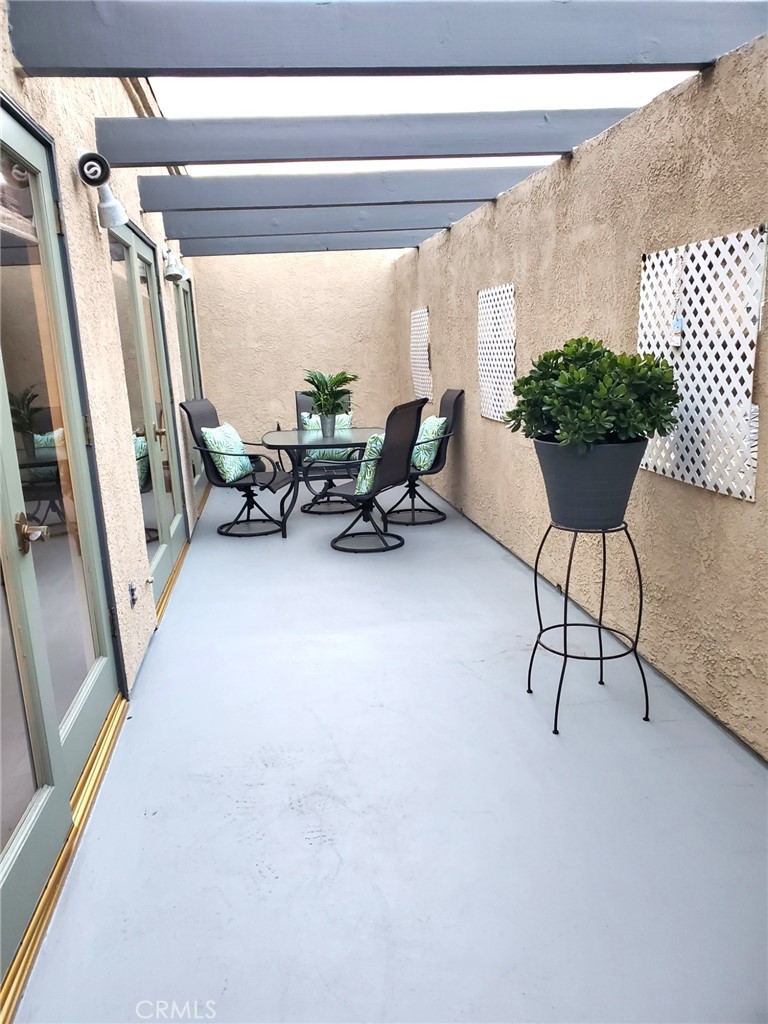 https://media.crmls.org/medias/bcf5499a-75d3-4b50-bfa1-493c39e266f7.jpg?preset=X-Large