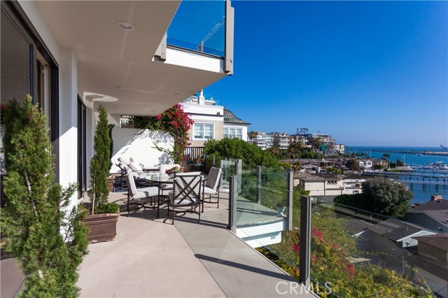 2301 Pacific Drive, Corona del Mar CA: https://media.crmls.org/medias/bcf6e4ba-709b-4253-868f-cf95b9a66154.jpg