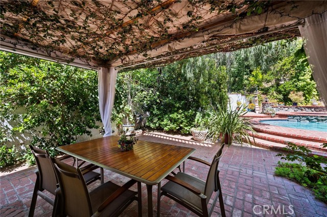 17034 Escalon Drive, Encino CA: https://media.crmls.org/medias/bcf799c0-a1db-4267-b3ae-0aea12d3b22f.jpg