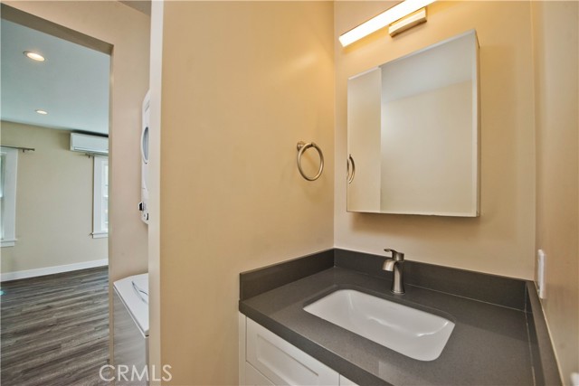 Detail Gallery Image 14 of 28 For 1639 Redcliff #1/2,  Los Angeles,  CA 90026 - 2 Beds | 1 Baths