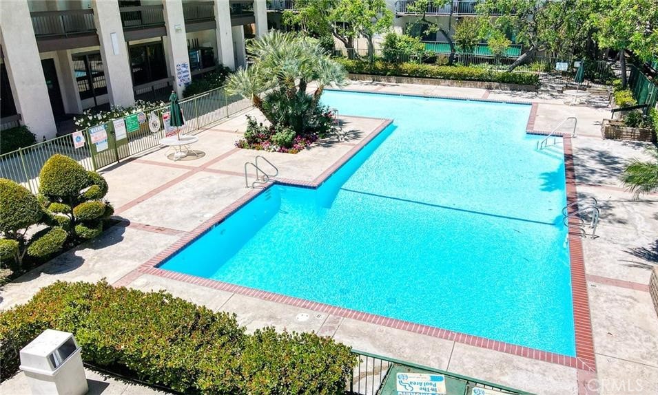 5460 White Oak #f202