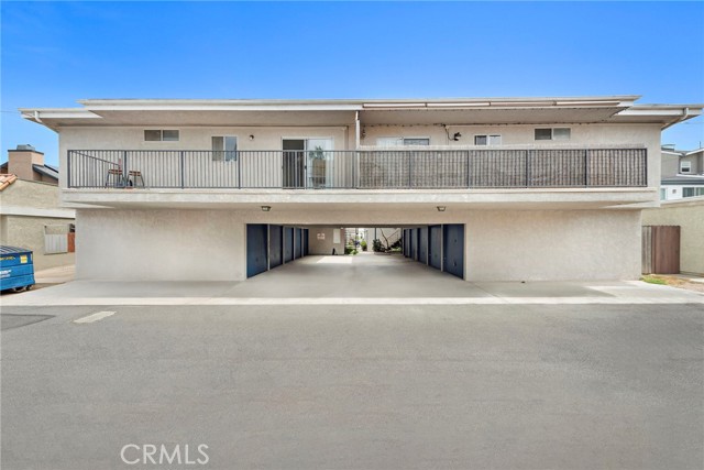 221 10th Street, Huntington Beach CA: https://media.crmls.org/medias/bcff6183-0229-4b8b-9616-52020bb77e2b.jpg