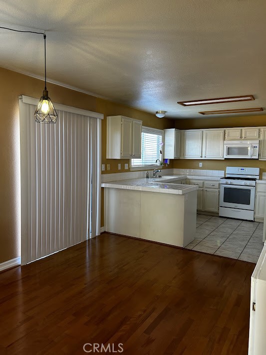 Detail Gallery Image 9 of 11 For 1009 Sunbeam Ln, Corona,  CA 92881 - 3 Beds | 2/1 Baths