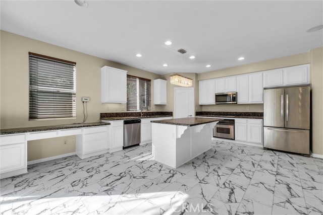 Detail Gallery Image 6 of 28 For 29878 Salmon, Menifee,  CA 92584 - 4 Beds | 3/1 Baths