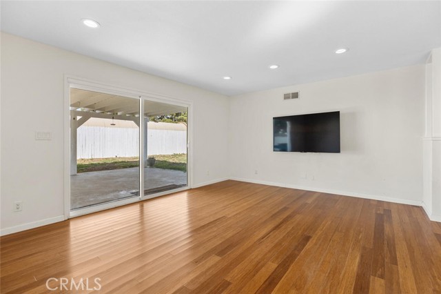 Detail Gallery Image 5 of 24 For 27418 Arriola Ave, Saugus,  CA 91350 - 4 Beds | 2 Baths