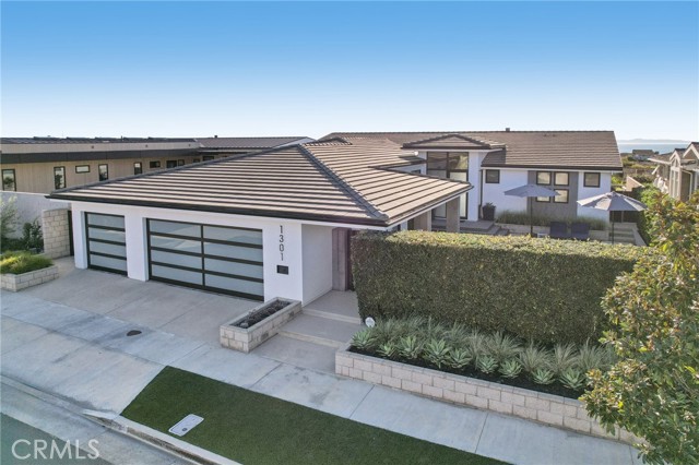 Detail Gallery Image 2 of 39 For 1301 Outrigger Dr, Corona Del Mar,  CA 92625 - 4 Beds | 3/1 Baths