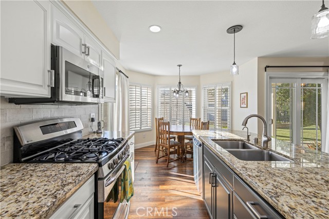 Detail Gallery Image 14 of 49 For 26061 Charonne Ct, Valencia,  CA 91355 - 4 Beds | 3 Baths