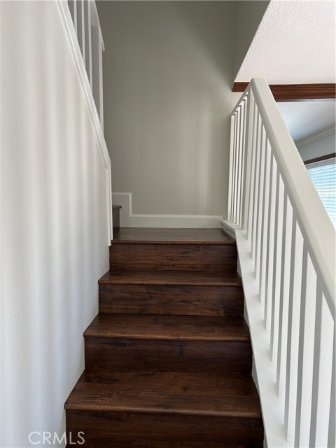 Stairs to upsytairs